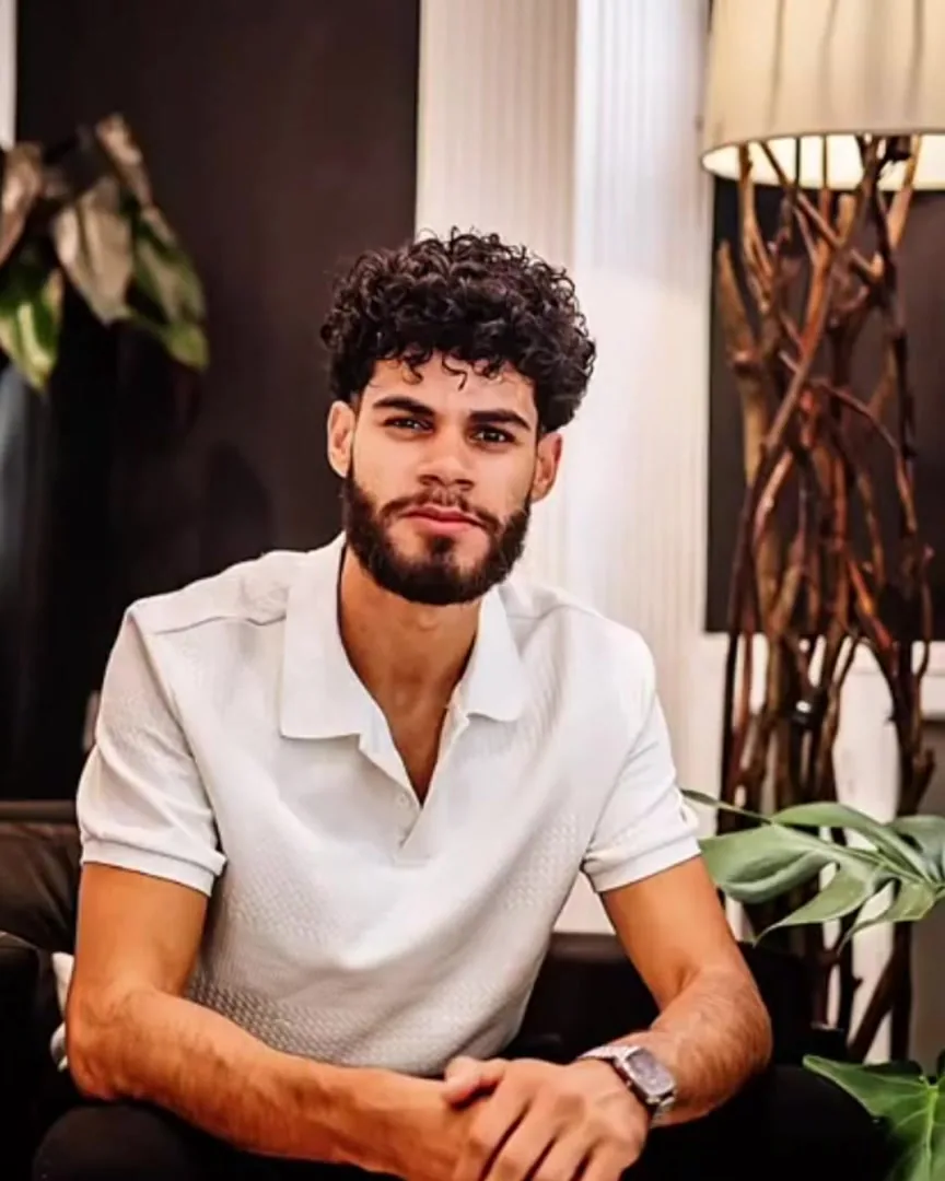 Antes: Denner com cabelo cacheado fechado