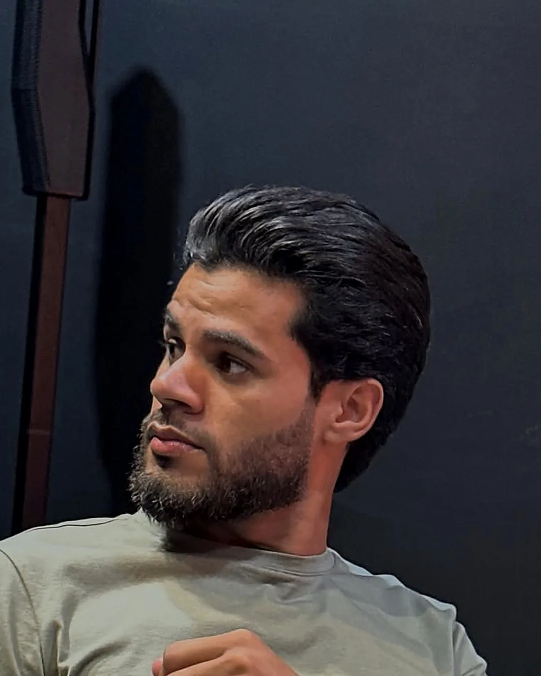 Depois: o mesmo cliente, Denner, com cabelo liso natural