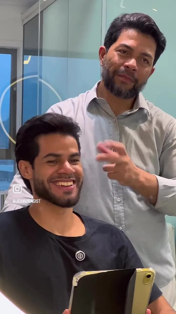 Jean Nogueira com o cliente sorrindo depois do atendimento